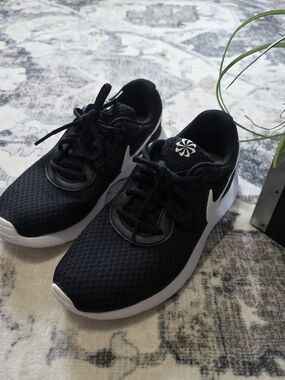 Nike Tanjun Women’s Black and White Running Shoes